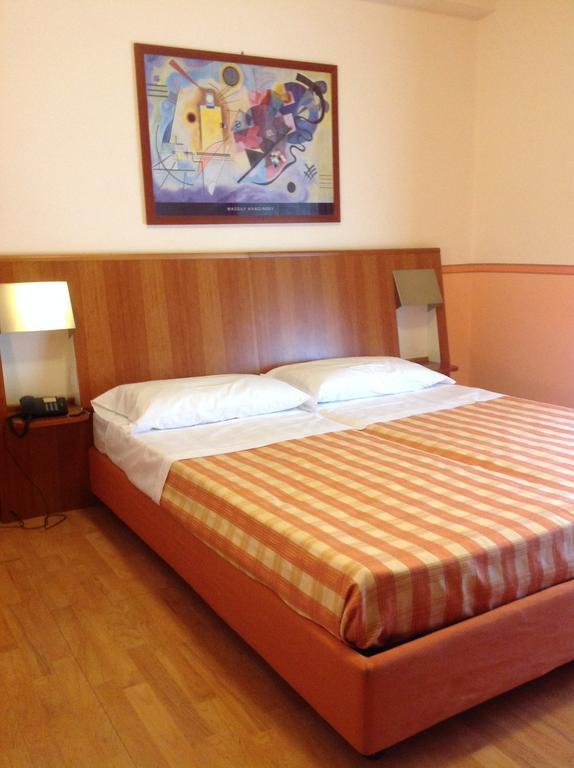 Hotel Romeo Torri Del Benaco Quarto foto