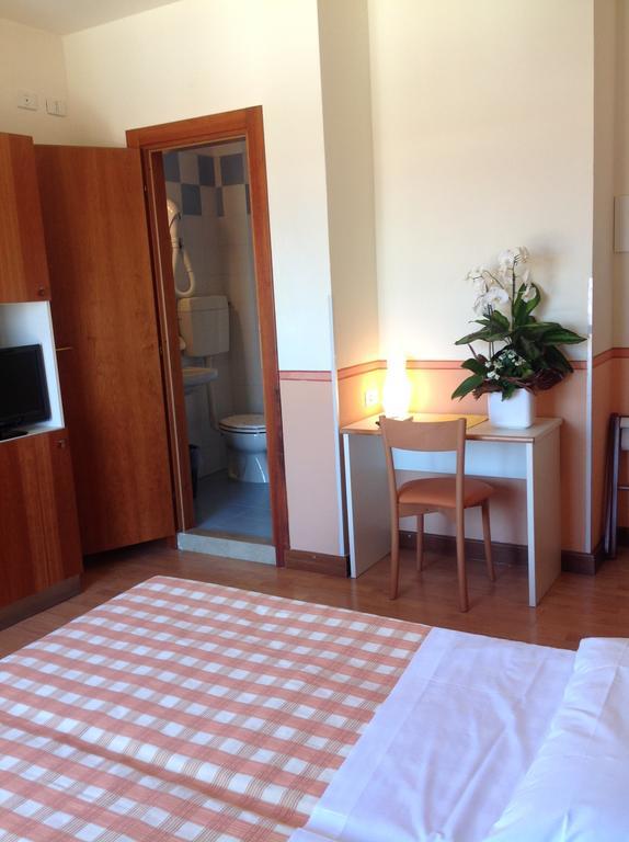Hotel Romeo Torri Del Benaco Quarto foto