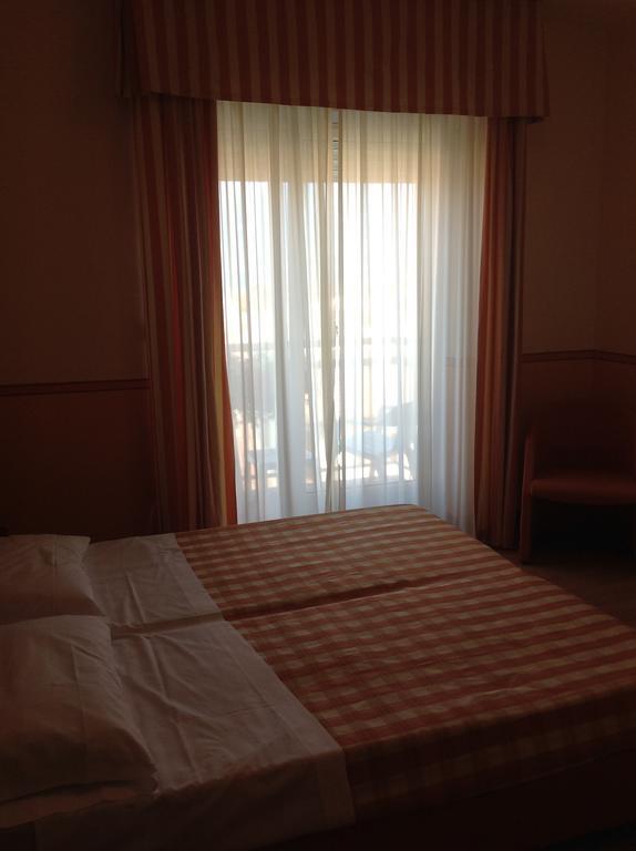 Hotel Romeo Torri Del Benaco Quarto foto